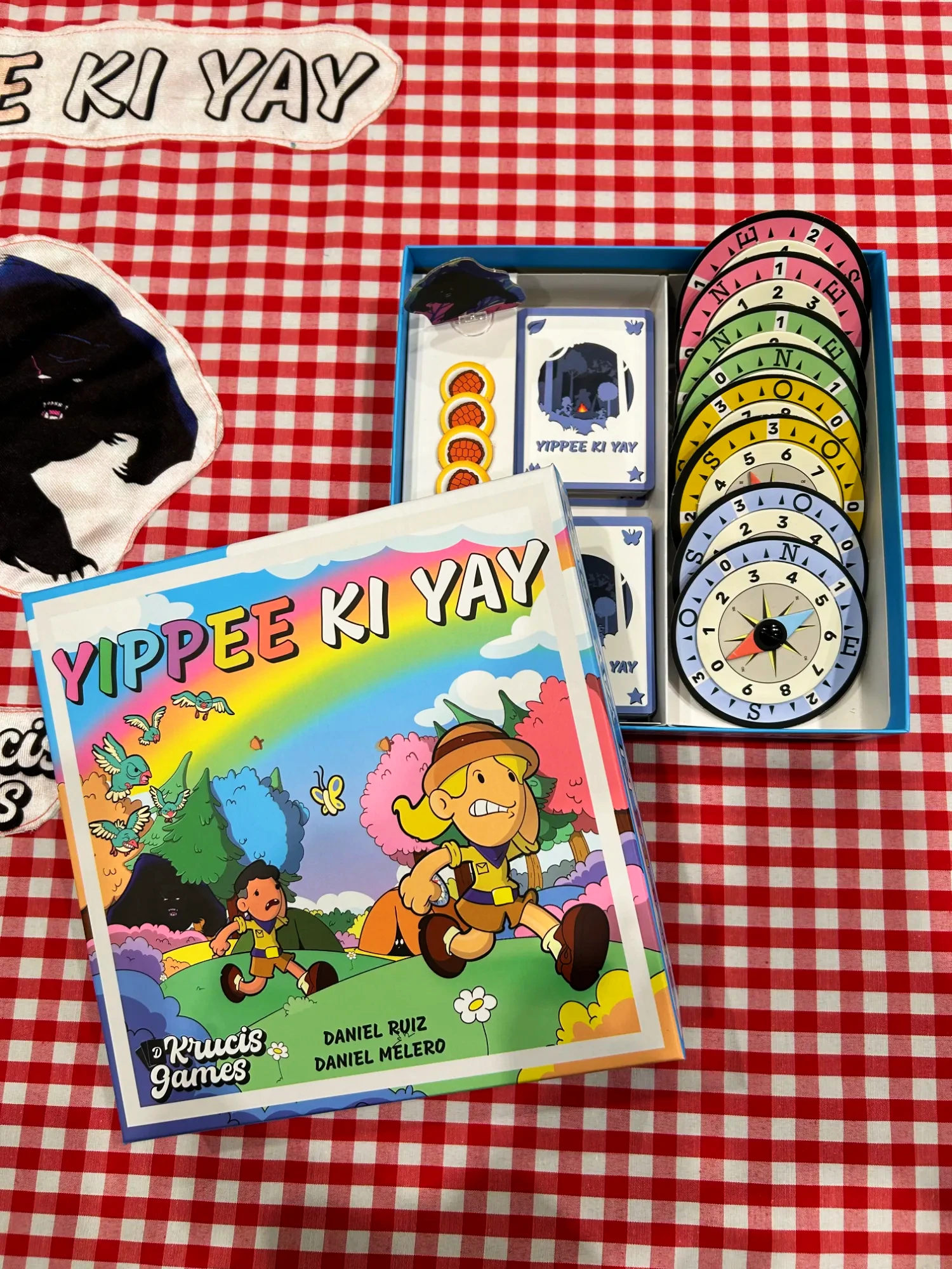 Caja de Yippee Ki Yay abierta con los componentes